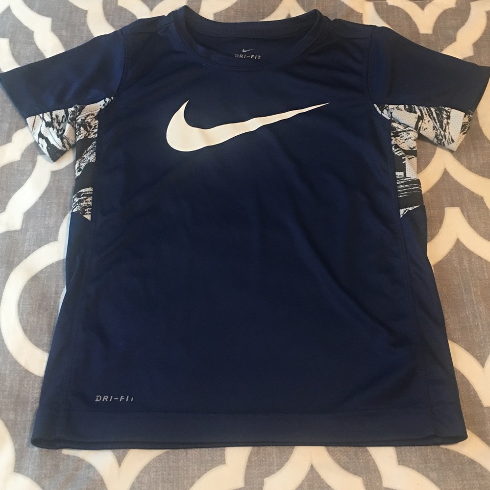 Nike Dri Fit t shirt navy blue big boys size med 6